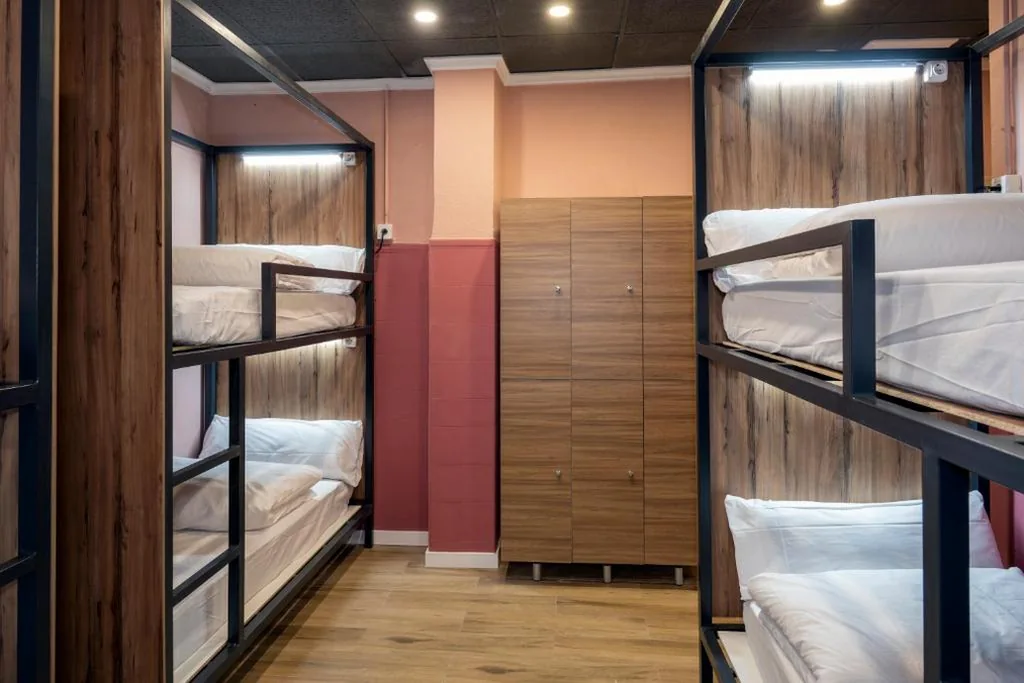 Cama em dormitório partilhado feminino com 6 camas — SOM Hostel Valencia