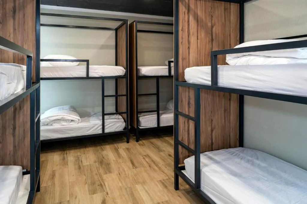 Cama em dormitório partilhado misto com 8 camas — SOM Hostel Valencia