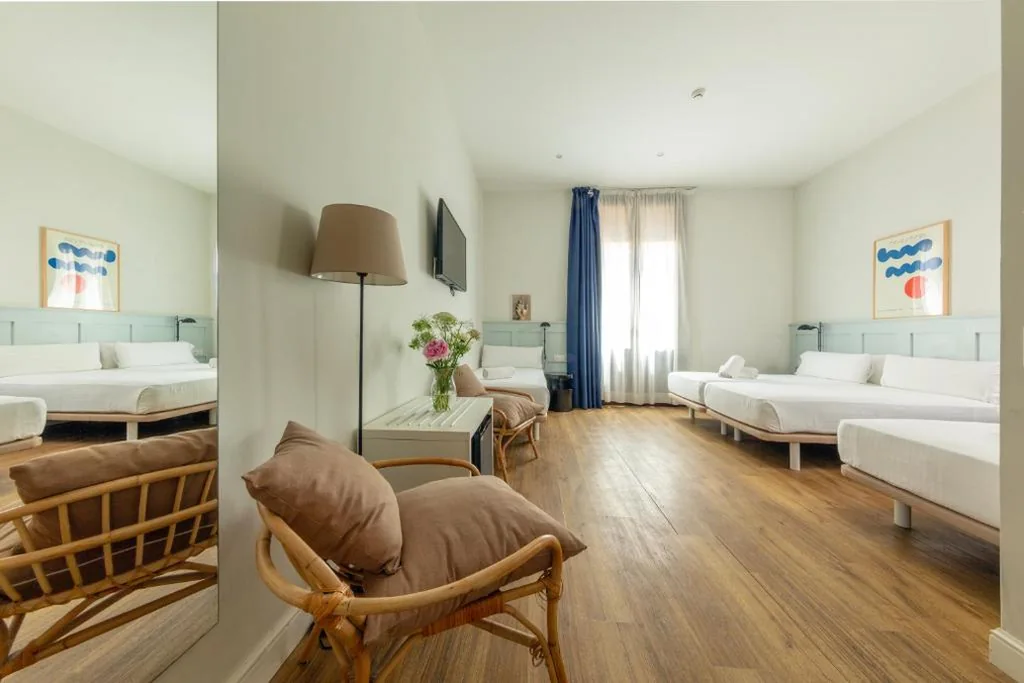 Habitación Familiar con balcón — Som Nit Born