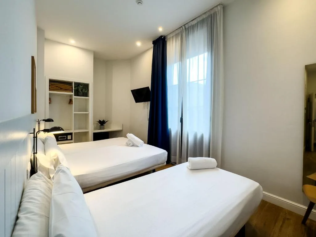 Habitación Triple con balcón — Som Nit Born