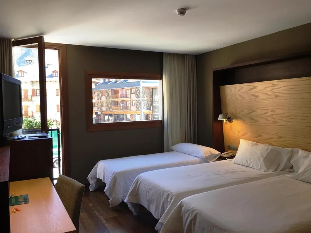 Habitación Doble con cama supletoria (2 adultos + 1 niño) — SOMMOS Hotel Aneto