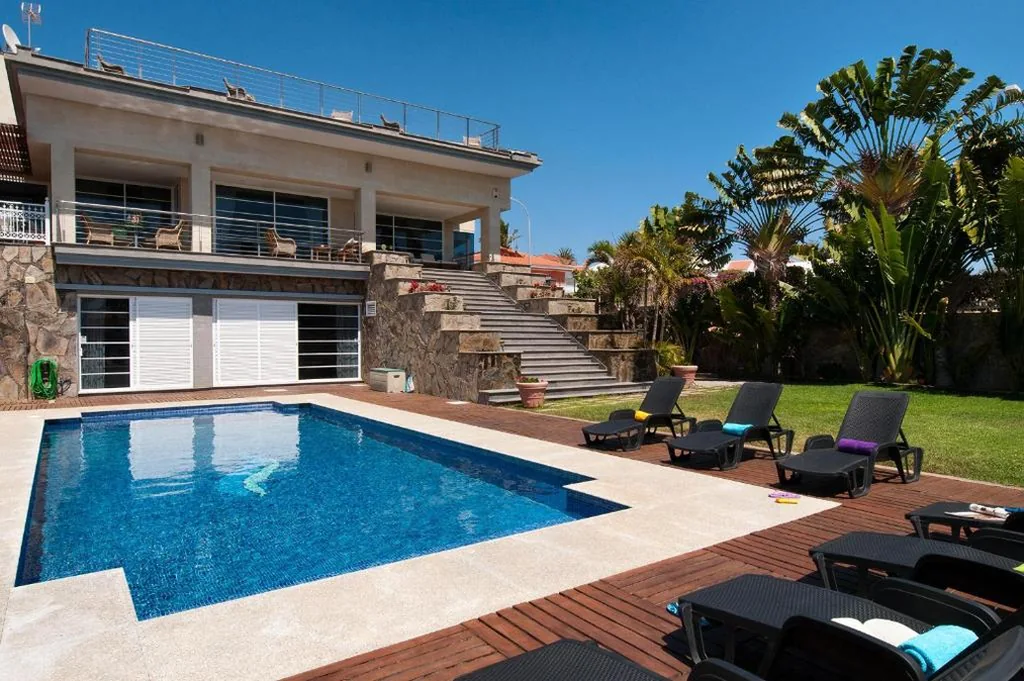 Villa con piscina privada — Sonnenland House for 12 by VillaGranCanaria