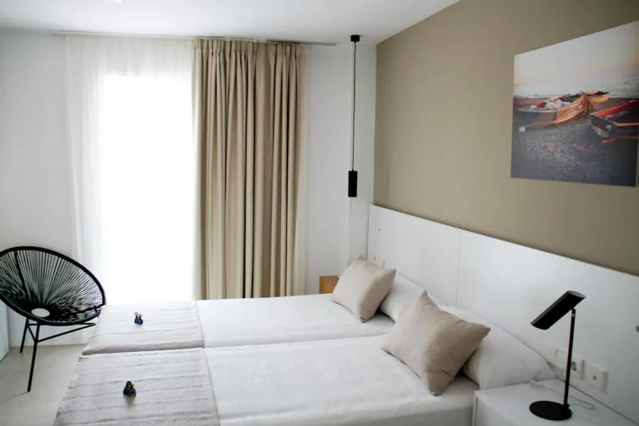 Camera doppia con letti singoli — Sosiego Hostal de Mar