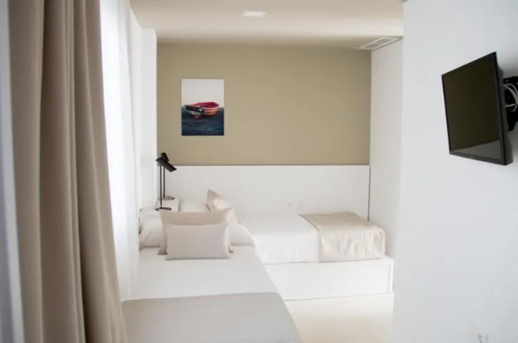 Camera doppia piccola con letti singoli — Sosiego Hostal de Mar