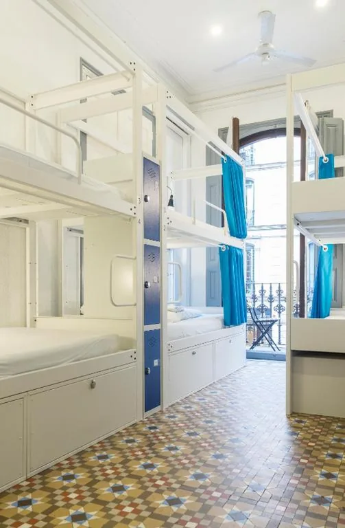 Bett im gemischten Schlafsaal mit 10 Betten — Soul Backpackers Barcelona