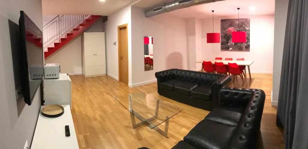Suite dúplex 1 dormitorio en régimen de alojamiento y desayuno con acceso al spa y garaje — Spa Suites Odeón