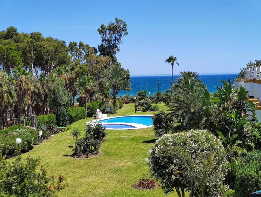 Haus mit 3 Schlafzimmern — Spacious Beachfront Town House in Estepona with Fully Equipped Kitchen, Pools, Garden, Sea View