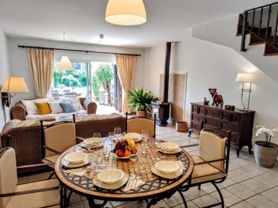 Spacious Beachfront Town House in Estepona with Fully Equipped Kitchen, Pools, Garden, Sea View — Foto 2