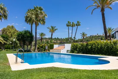 Spacious Beachfront Town House in Estepona with Fully Equipped Kitchen, Pools, Garden, Sea View — Foto 4