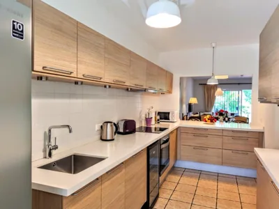 Spacious Beachfront Town House in Estepona with Fully Equipped Kitchen, Pools, Garden, Sea View — Foto 5
