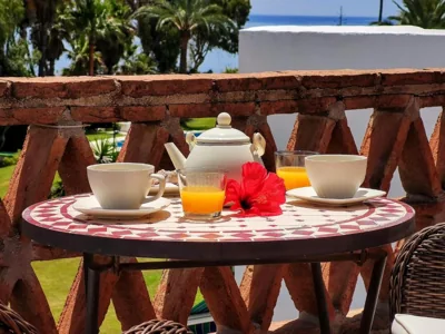 Spacious Beachfront Town House in Estepona with Fully Equipped Kitchen, Pools, Garden, Sea View — Foto 6