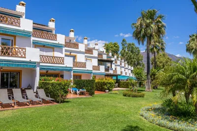 Spacious Beachfront Town House in Estepona with Fully Equipped Kitchen, Pools, Garden, Sea View — Foto 9