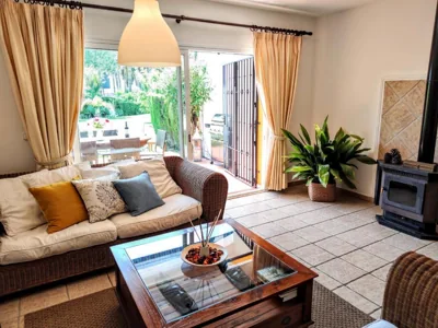 Spacious Beachfront Town House in Estepona with Fully Equipped Kitchen, Pools, Garden, Sea View — Foto 10