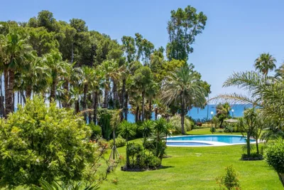Spacious Beachfront Town House in Estepona with Fully Equipped Kitchen, Pools, Garden, Sea View — Foto 11