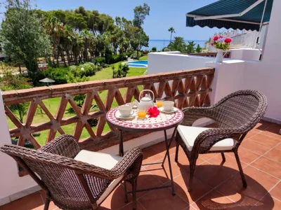 Spacious Beachfront Town House in Estepona with Fully Equipped Kitchen, Pools, Garden, Sea View — Foto 12