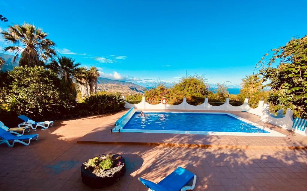 Spacious characterful villa with spectacular views in quiet rural setting.
