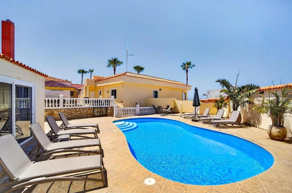 Villa mit Meerblick — Spacious Villa Victoria Heated Pool