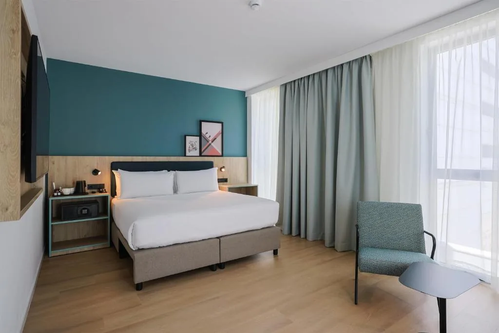 Habitación con cama extragrande - Adaptada para personas de movilidad reducida — Spark By Hilton Madrid Alcala