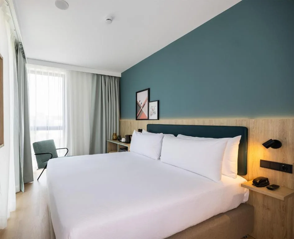 Habitación con cama extragrande. — Spark By Hilton Madrid Alcala