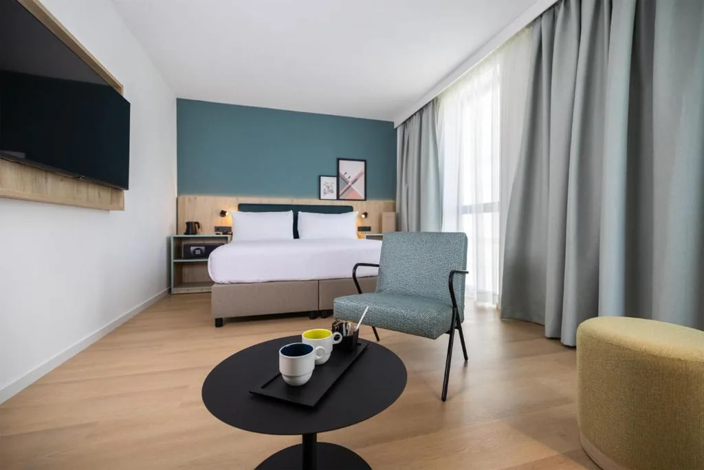 Habitación con cama extragrande y sofá cama — Spark By Hilton Madrid Alcala