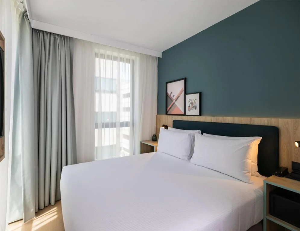 Habitación con cama grande — Spark By Hilton Madrid Alcala