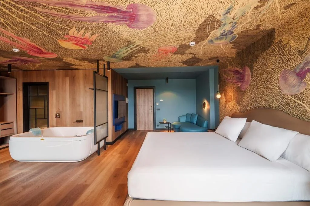 Suite con vasca idromassaggio - Letto king size — Spirit Hotel Ciudad de Burgos