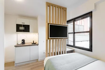 Square Rooms by Charming, cerca del aeropuerto y con un pequeño gimnasio — photo 2