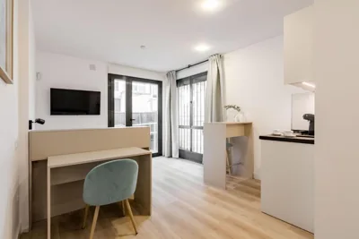 Square Rooms by Charming, cerca del aeropuerto y con un pequeño gimnasio — photo 11