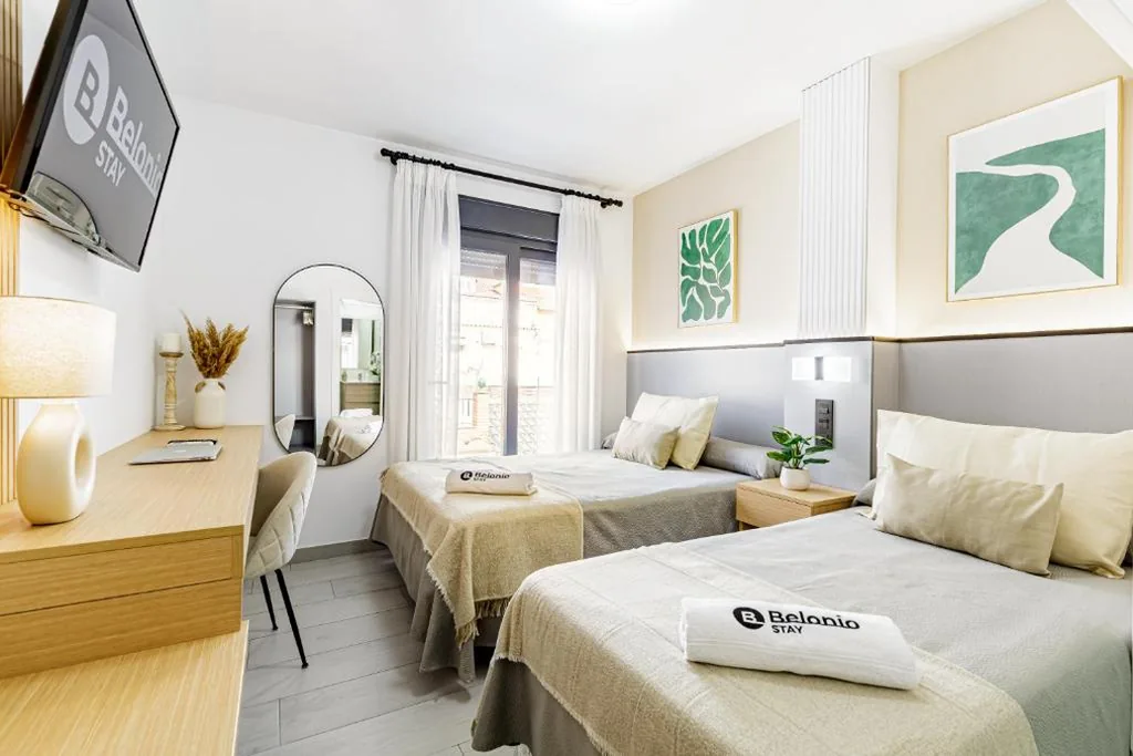 Habitación Triple con balcón — Stay Belonio L'Prados
