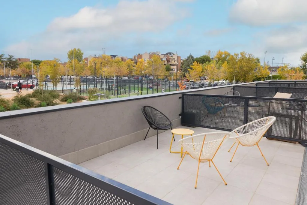 Estudio con cama grande y terraza — Stephouse Pozuelo Europa