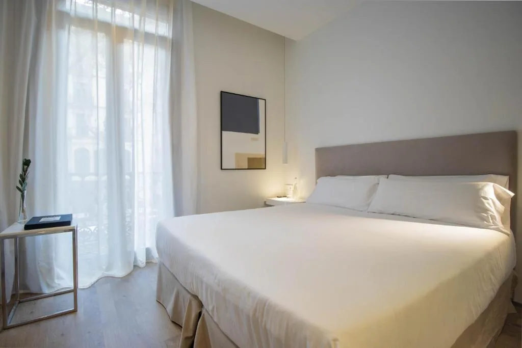 Camera tripla con balcone — Storni Barcelona by Forget me not