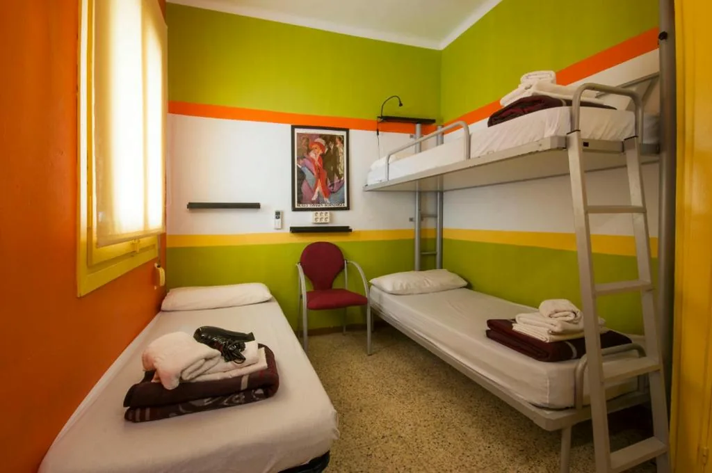 専用バスルーム付き6人部屋 — Studio Hostel