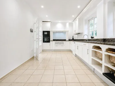 Stunning 5 Bedroom Villa in Puerto Banus with Pool — foto 11