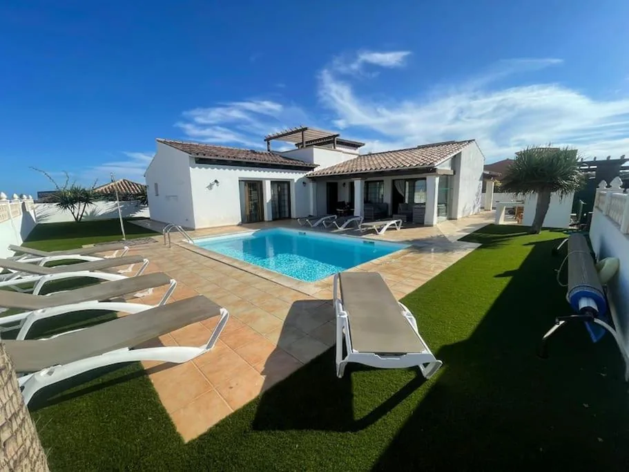 Villa con piscina privata — Stunning Villa Amanecer