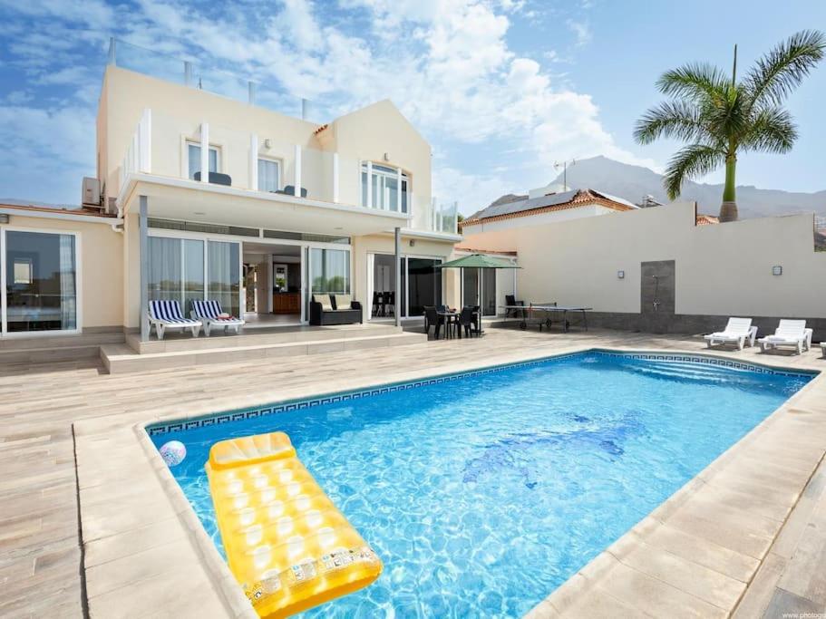 Stunning villa Mila in Madroñal, heated pool