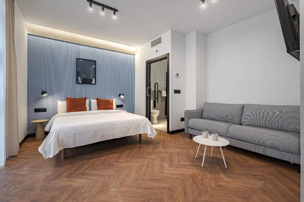 Barrierefreies Dreibettzimmer für Personen mit eingeschränkter Mobilität — Style Suites by Olala Homes