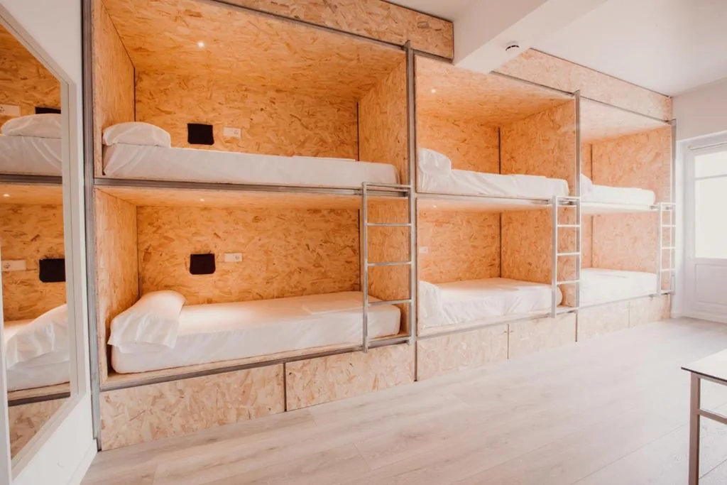 Zimmer mit 6 Betten und eigenem Bad — SubUp Hostel