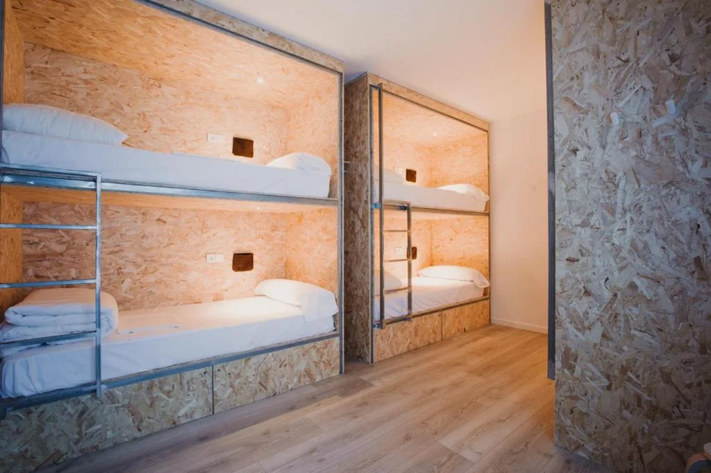 Vierbettzimmer mit eigenem Bad — SubUp Hostel