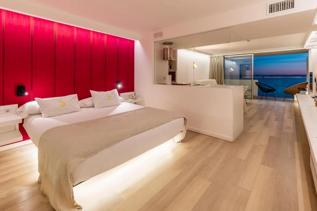 Apartamento tipo estudio con vistas al mar en plantas superiores — Sud Ibiza Suites
