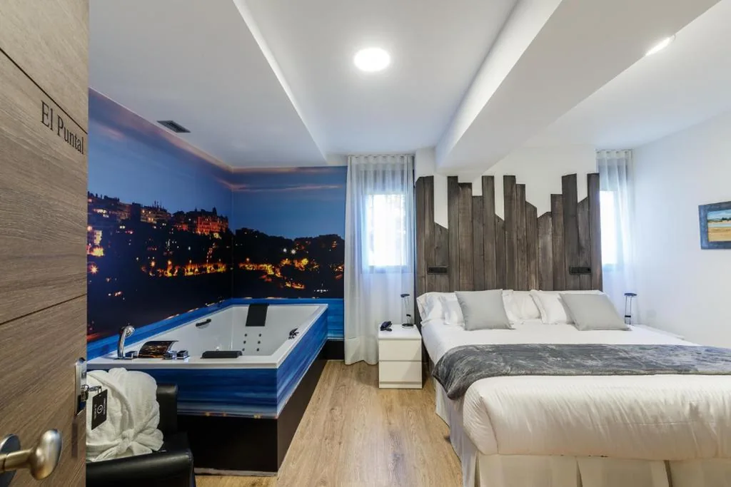 Camera doppia Deluxe con vasca idromassaggio - 1 o 2 letti — Suite Home Sardinero