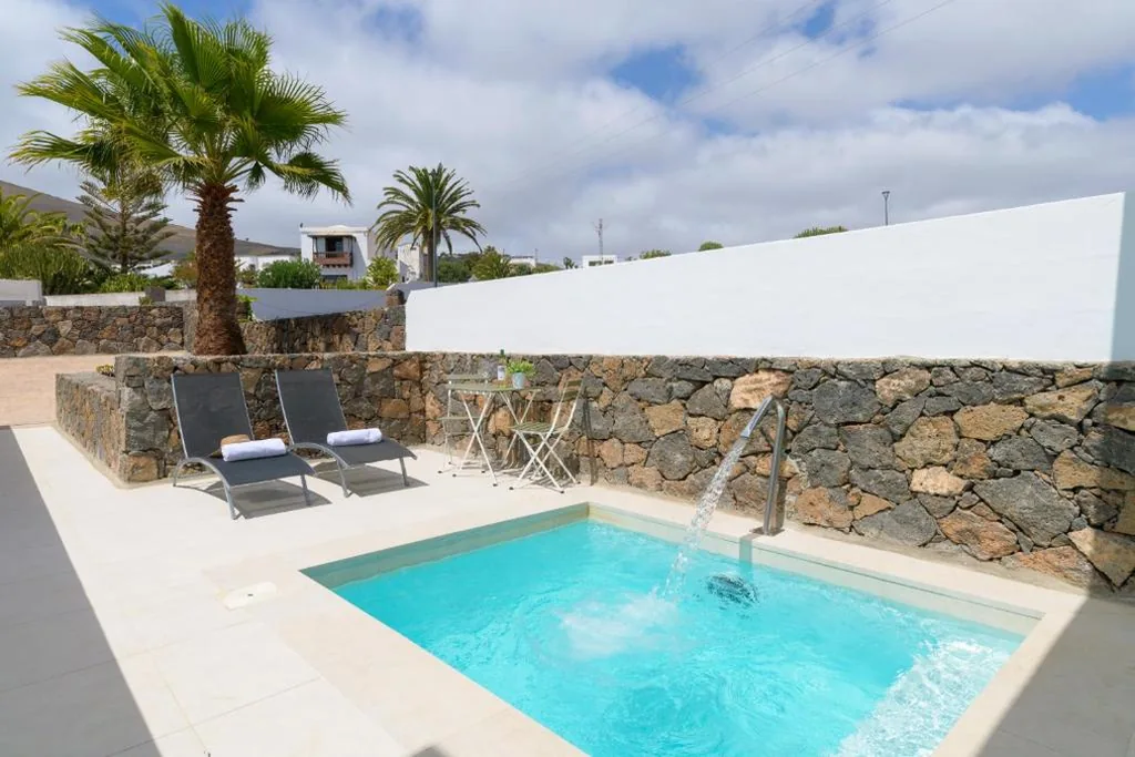 Suite con piscina privada — Suites Bene LANZAROTE