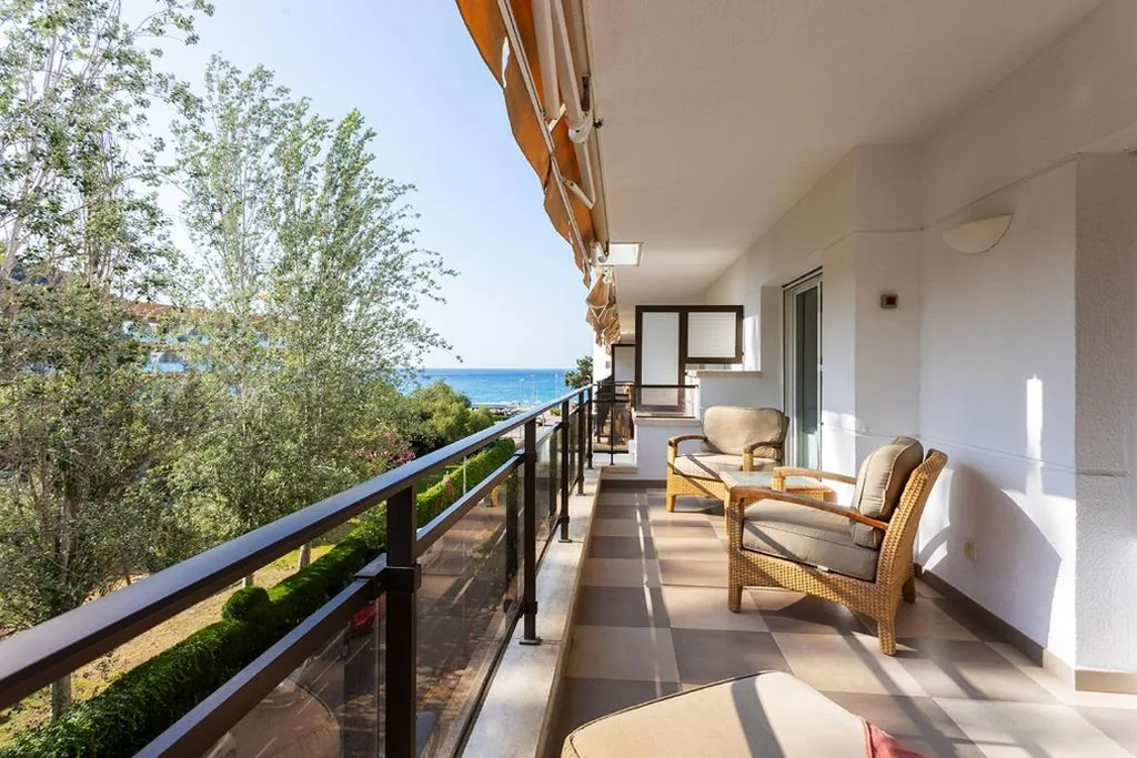 Suite Sea View with Hot Tub — Suites del Mar Fenals Apartments