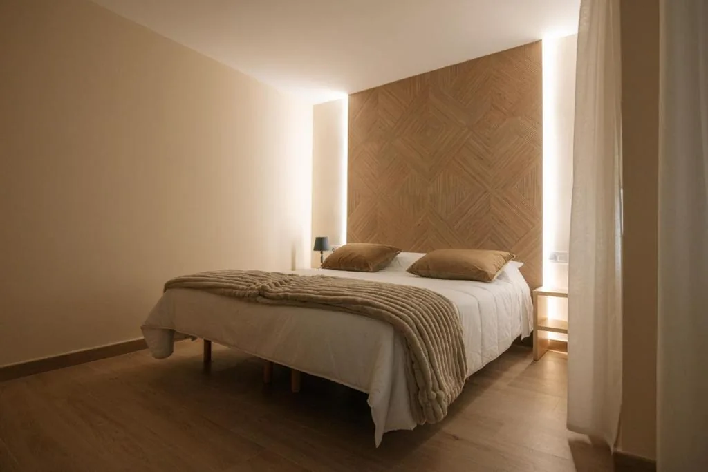 Tweepersoonskamer met extra bed - 1 of 2 bedden — Suites Ermita 201