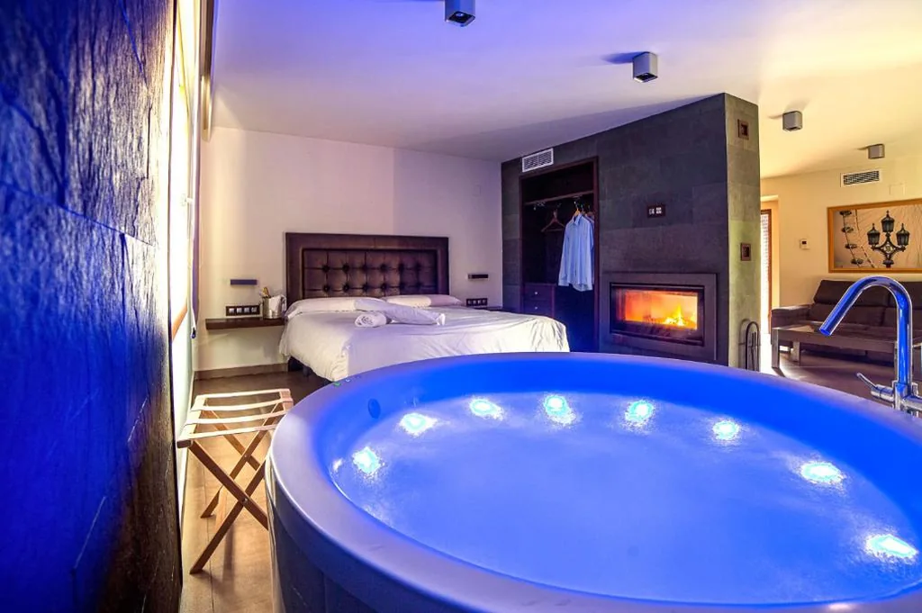 Suite con bañera de hidromasaje — Suites Finca Los Olivos