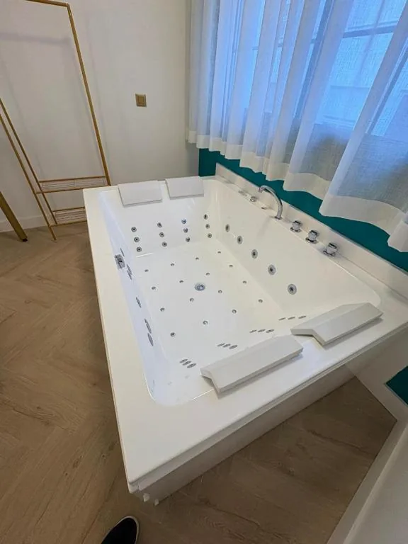 Habitación Doble con bañera de hidromasaje — Suites Loliqui ADDA 59