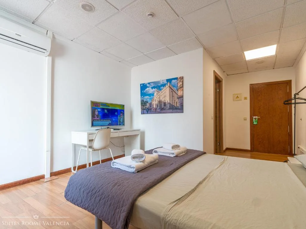 Doppelzimmer mit eigenem Bad — Suites Rooms Valencia