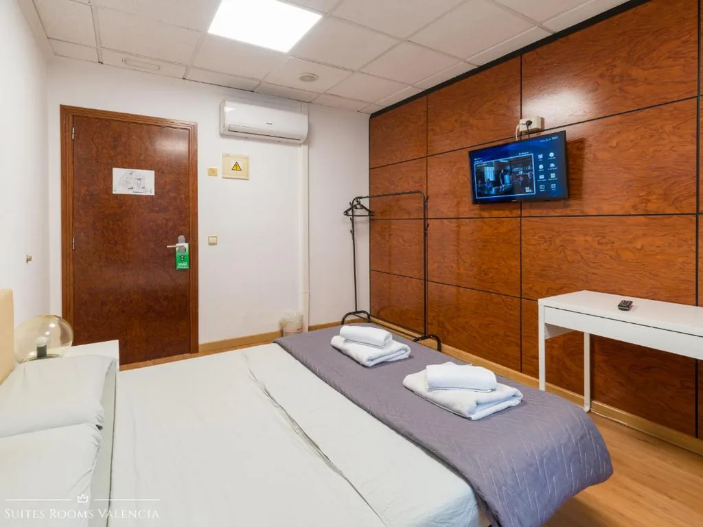 Standard-Doppelzimmer mit Gemeinschaftsbad — Suites Rooms Valencia
