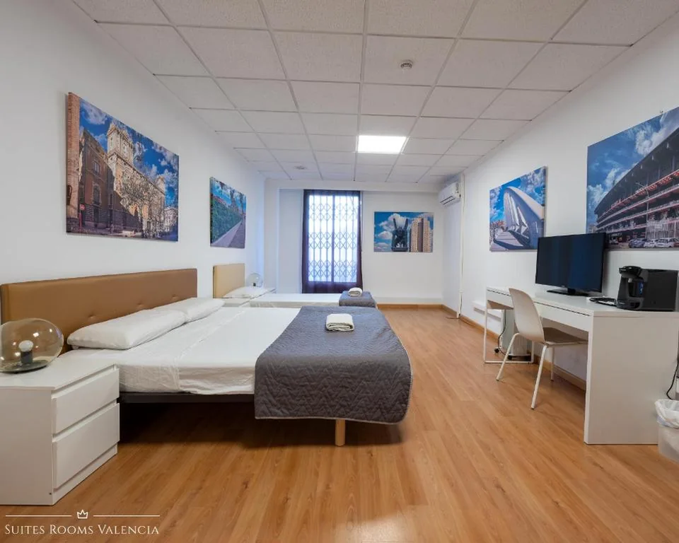 Dreibettzimmer mit eigenem Bad — Suites Rooms Valencia