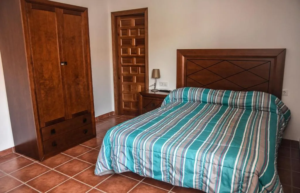 Double Room with Private Bathroom — Suites Trastámara