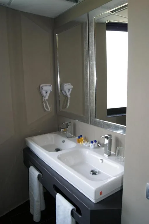 Habitación Familiar (2 adultos y 2 niños) — Summer Hotel